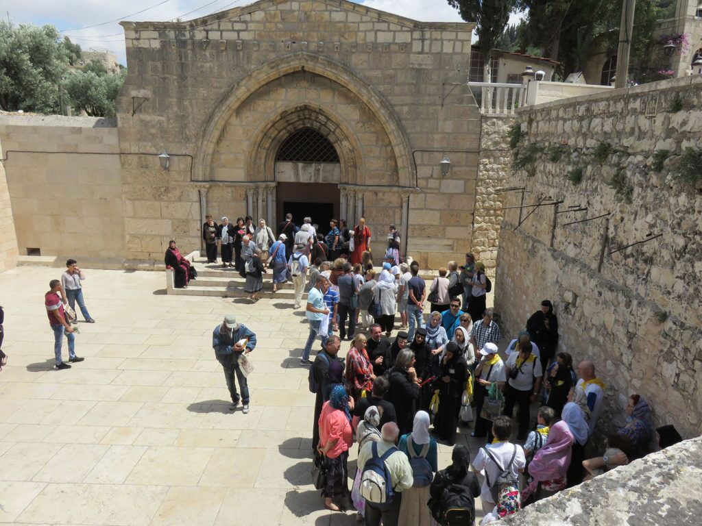 32a Outside Tomb PILGRIMS AT THE TOMB