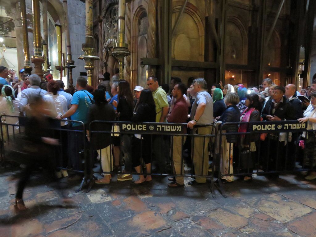19a Pilgrims at Tomb PILGRIM LINE at the Holy Sepulchre